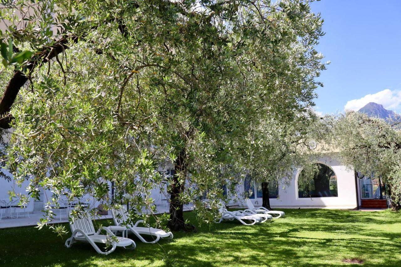 Aparthotel Englovacanze Riva del Garda Exteriör bild