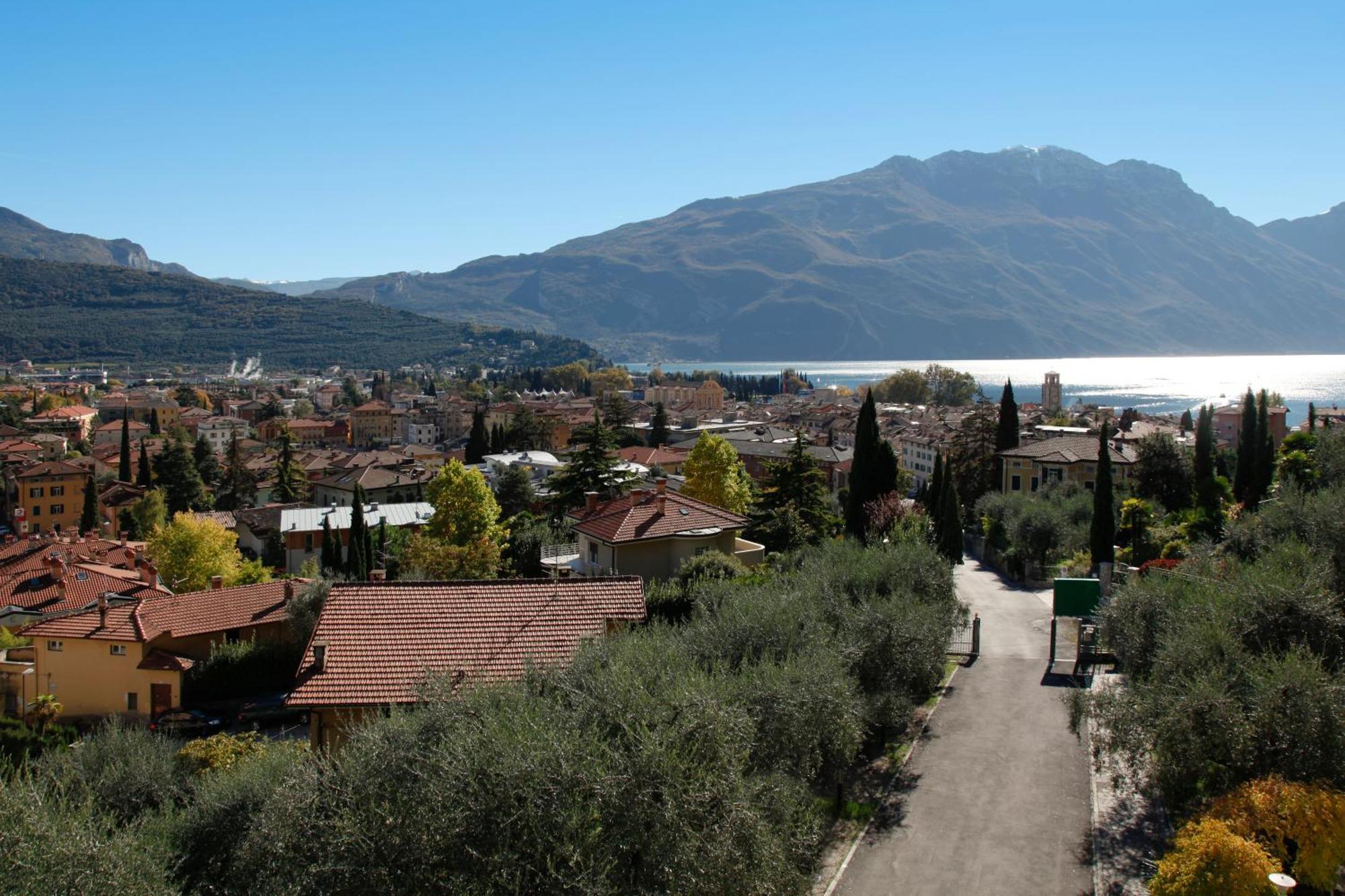 Aparthotel Englovacanze Riva del Garda Exteriör bild