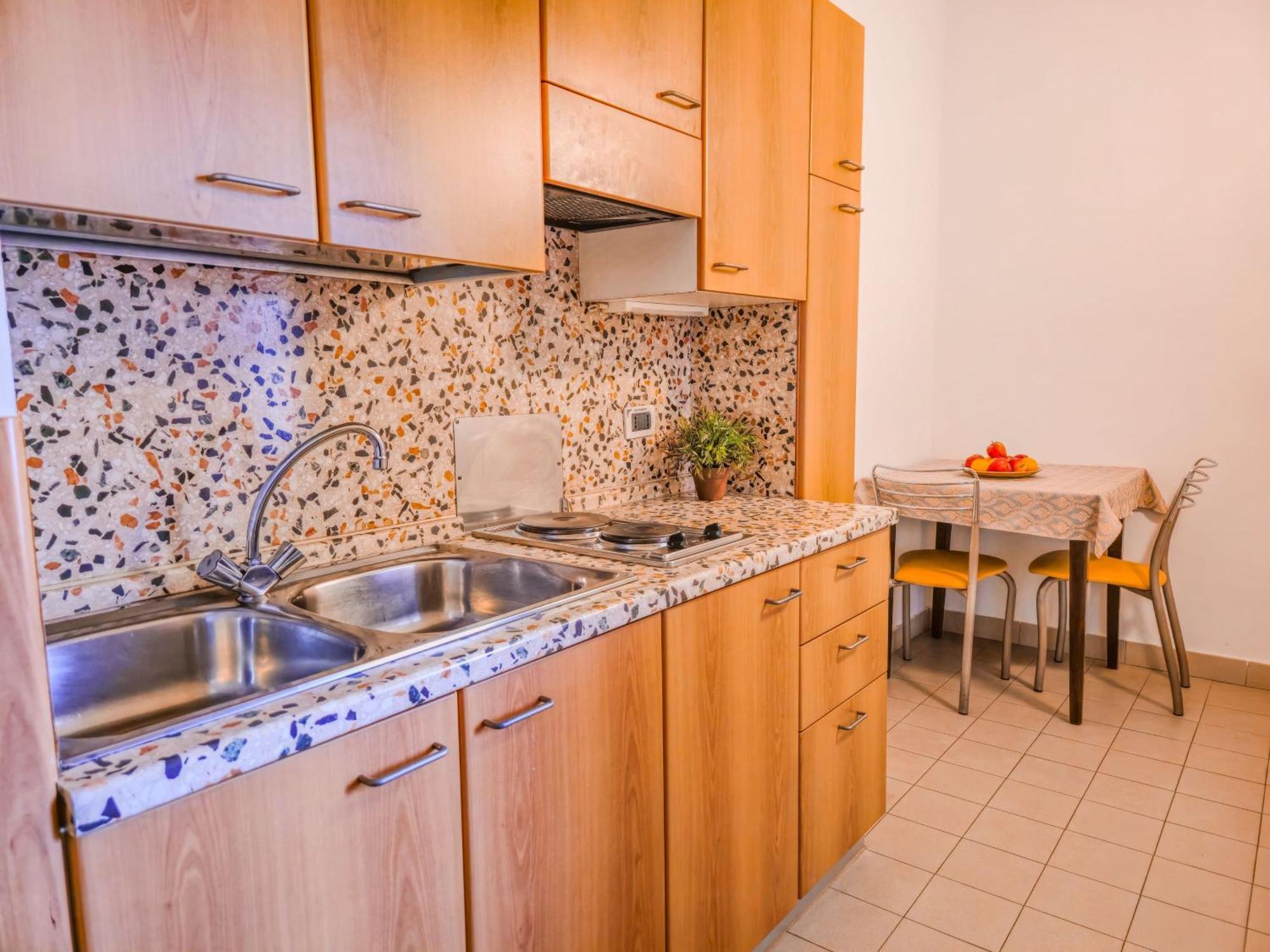 Aparthotel Englovacanze Riva del Garda Exteriör bild