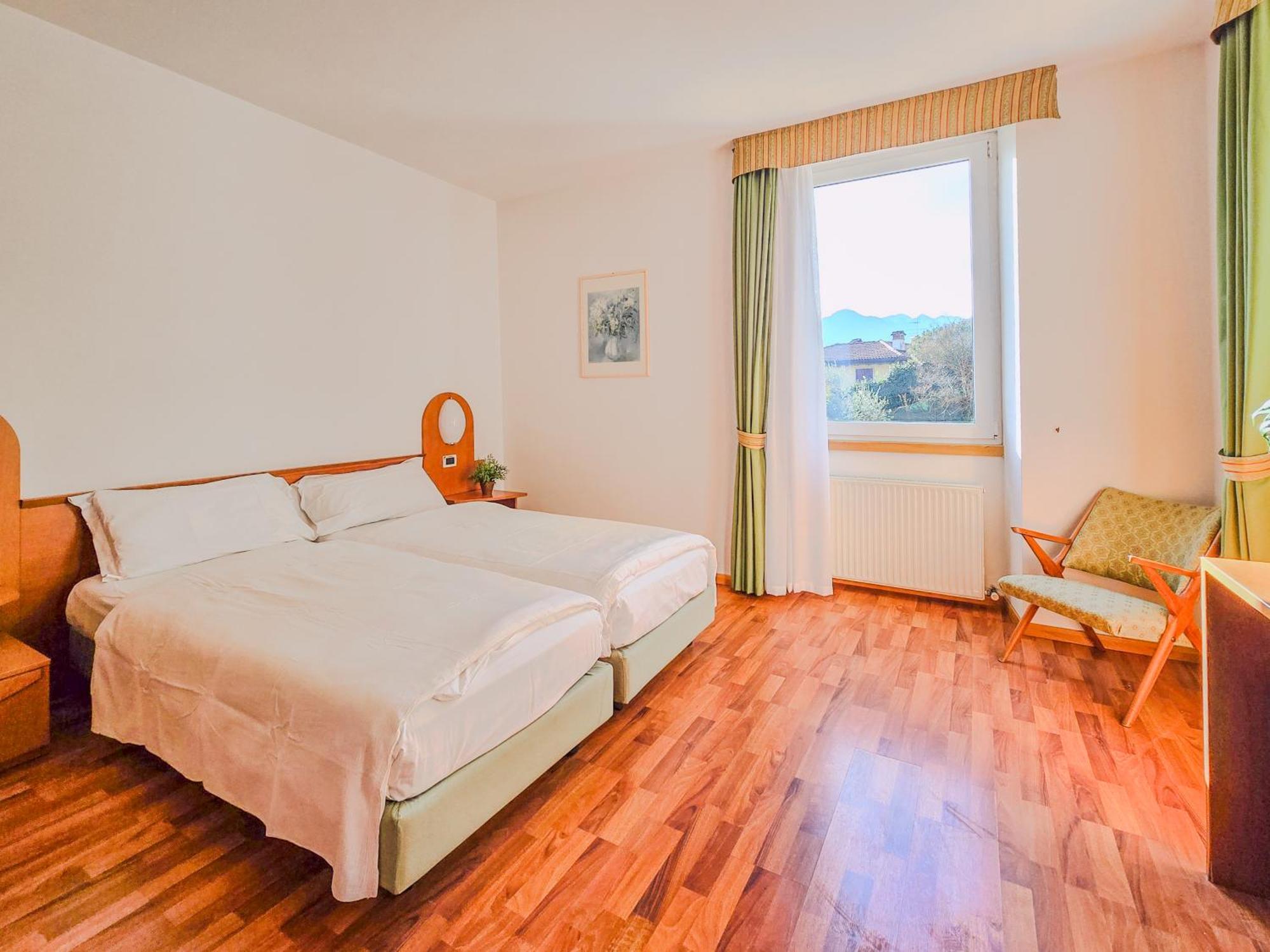 Aparthotel Englovacanze Riva del Garda Exteriör bild
