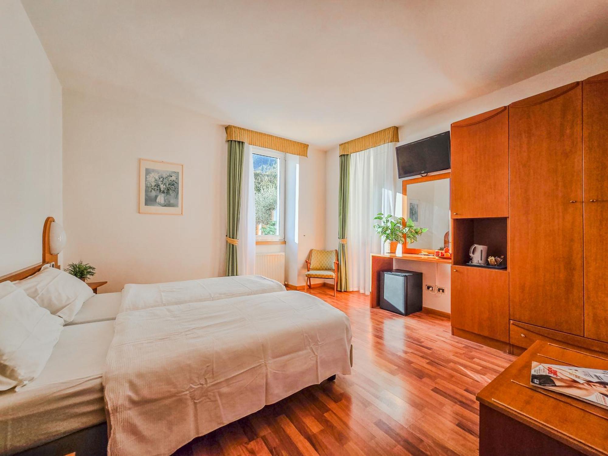 Aparthotel Englovacanze Riva del Garda Exteriör bild