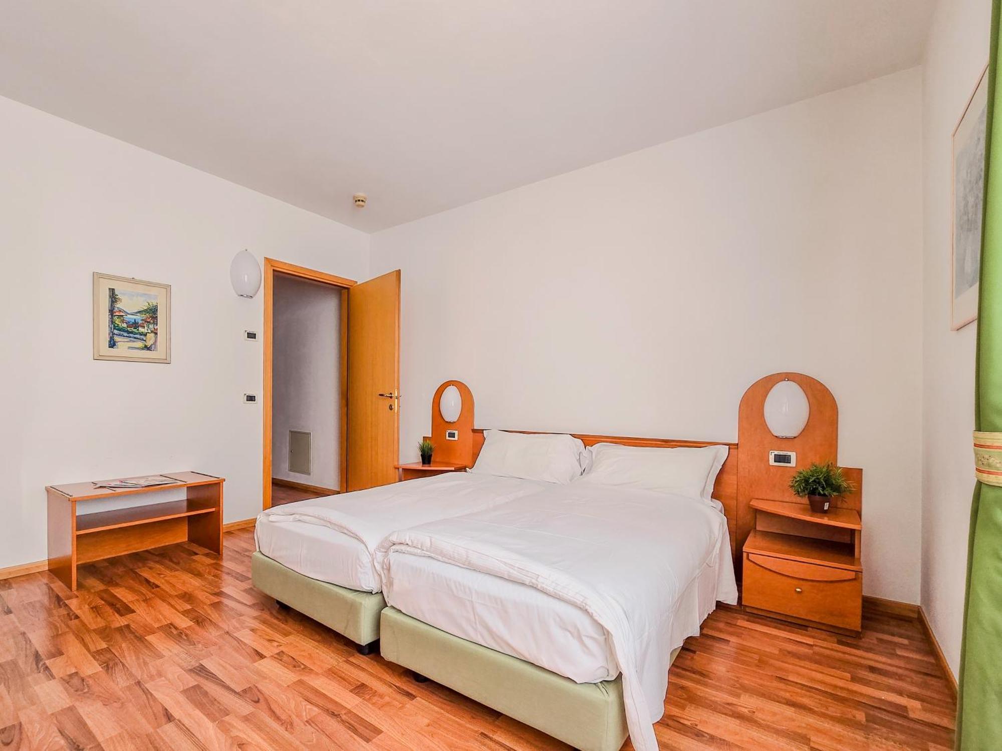 Aparthotel Englovacanze Riva del Garda Exteriör bild