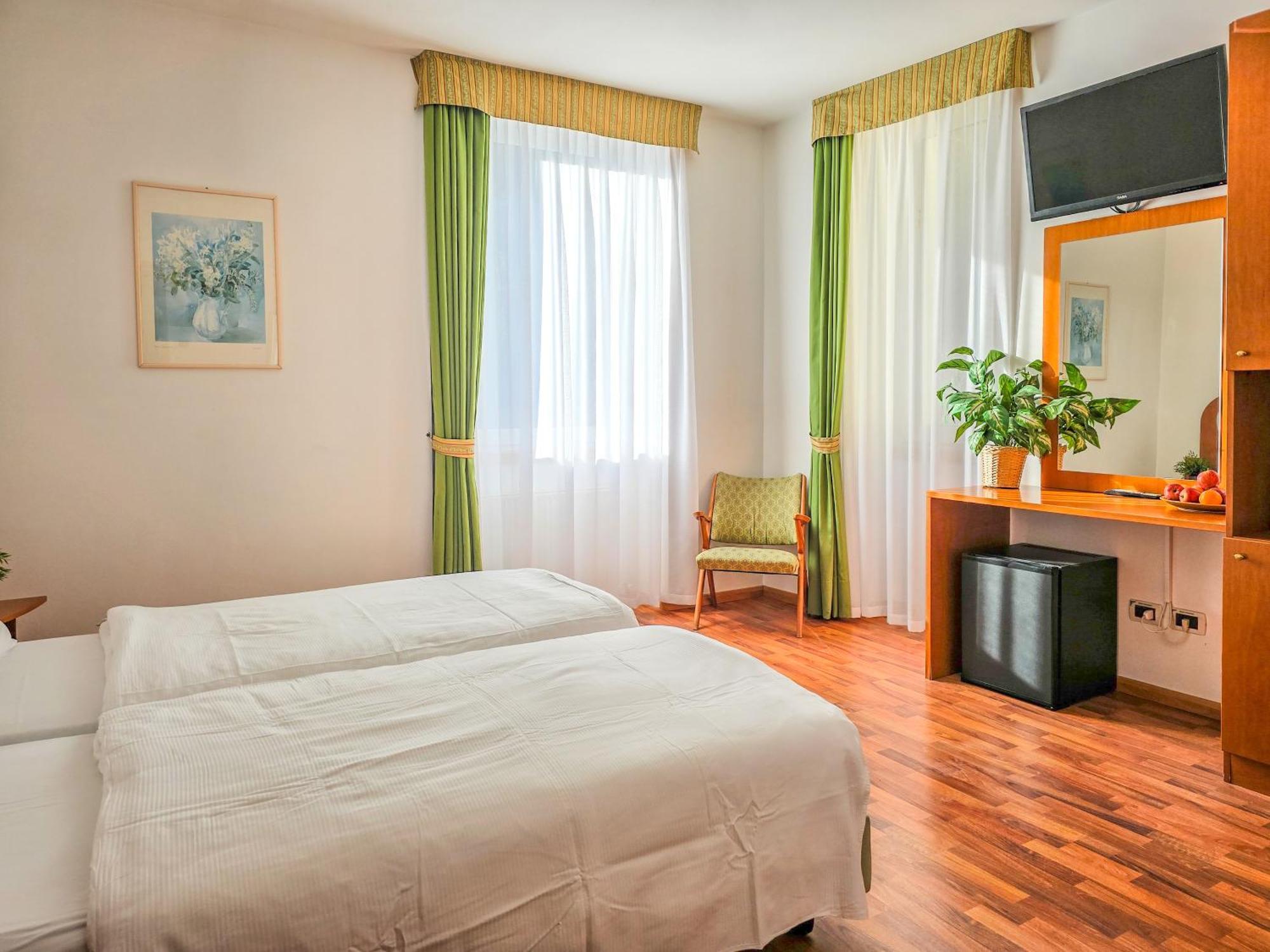 Aparthotel Englovacanze Riva del Garda Exteriör bild