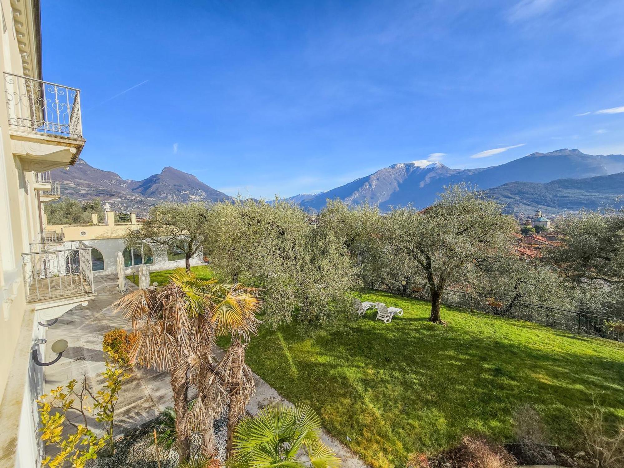 Aparthotel Englovacanze Riva del Garda Exteriör bild