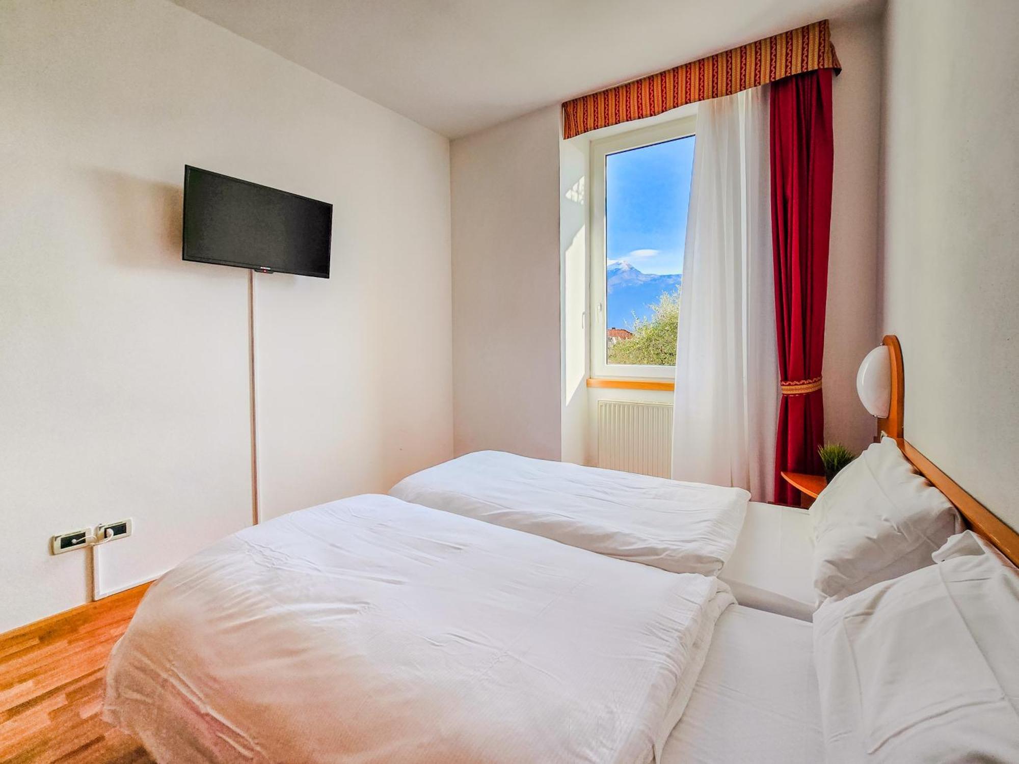 Aparthotel Englovacanze Riva del Garda Exteriör bild