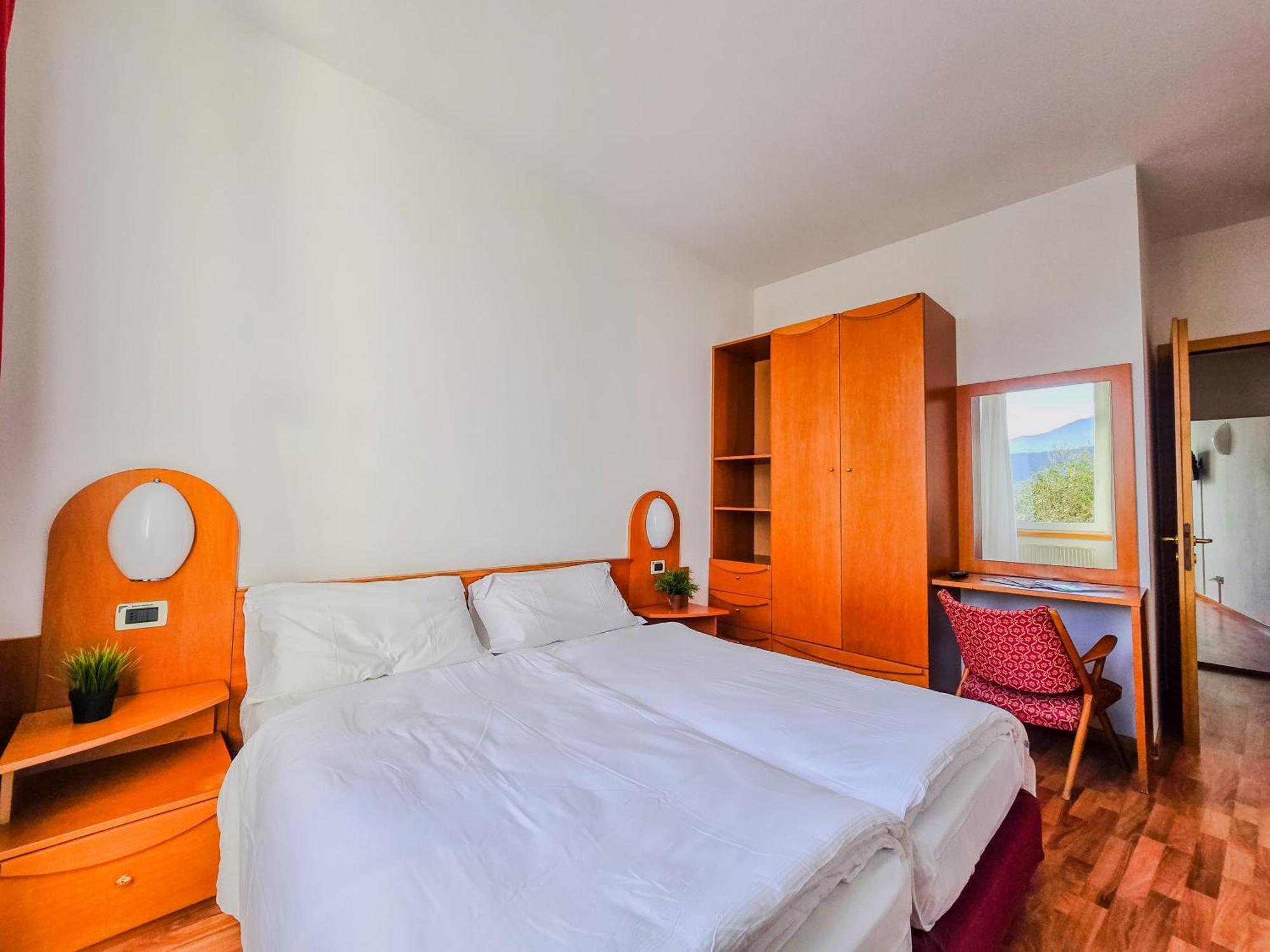 Aparthotel Englovacanze Riva del Garda Exteriör bild