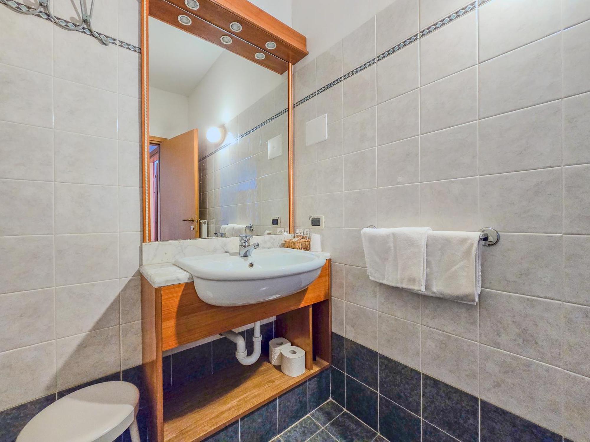 Aparthotel Englovacanze Riva del Garda Exteriör bild