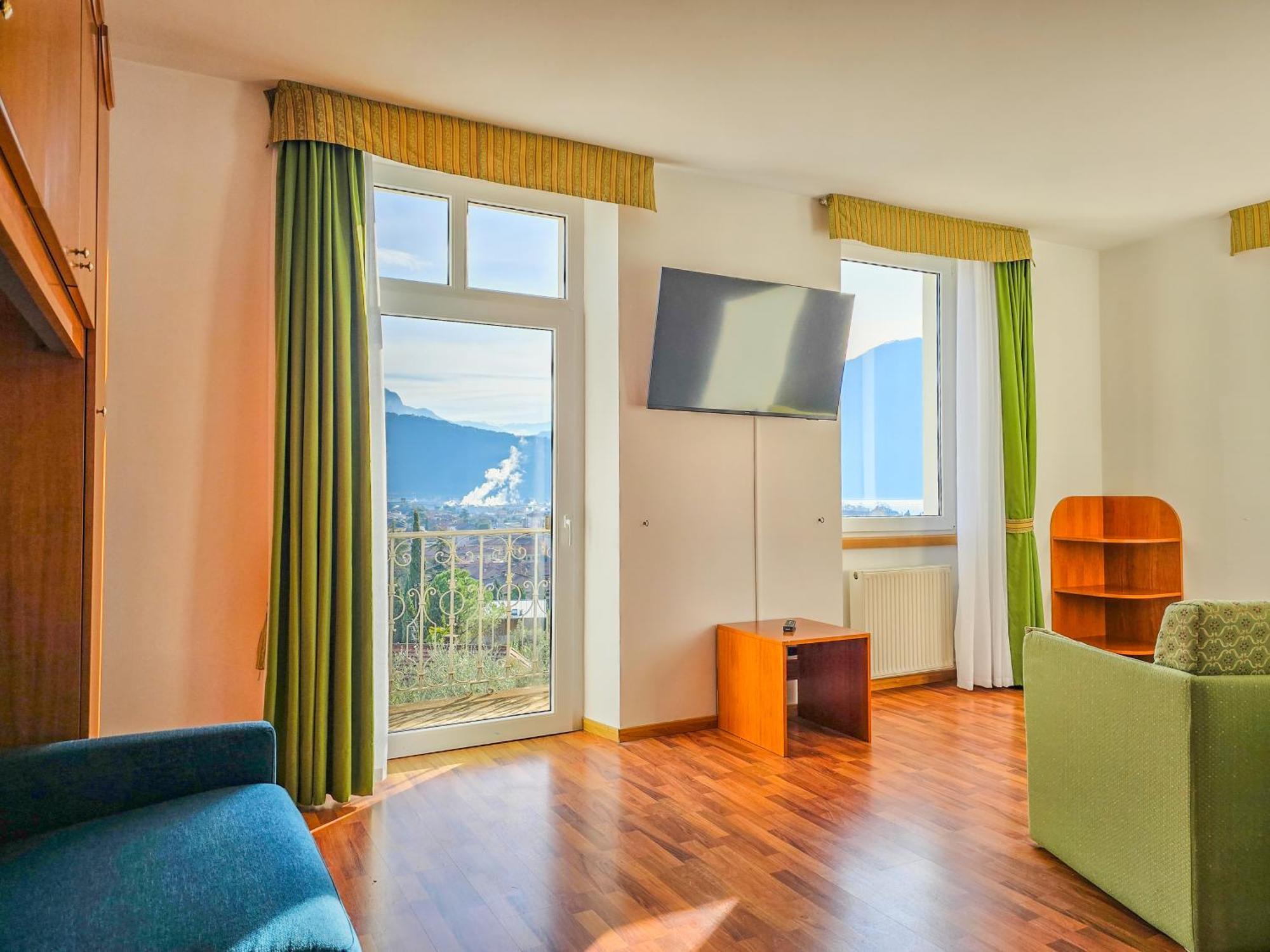 Aparthotel Englovacanze Riva del Garda Exteriör bild