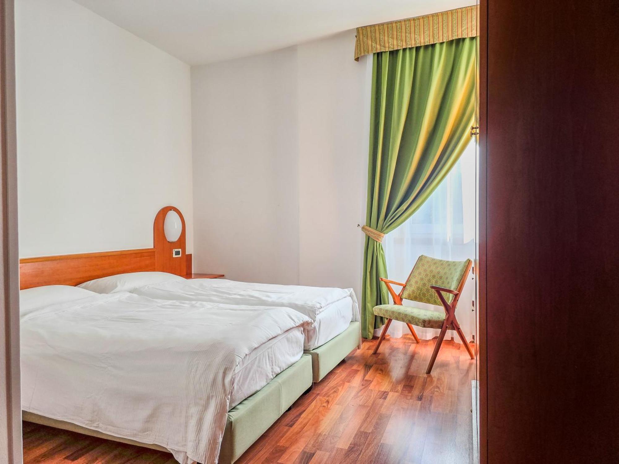 Aparthotel Englovacanze Riva del Garda Exteriör bild