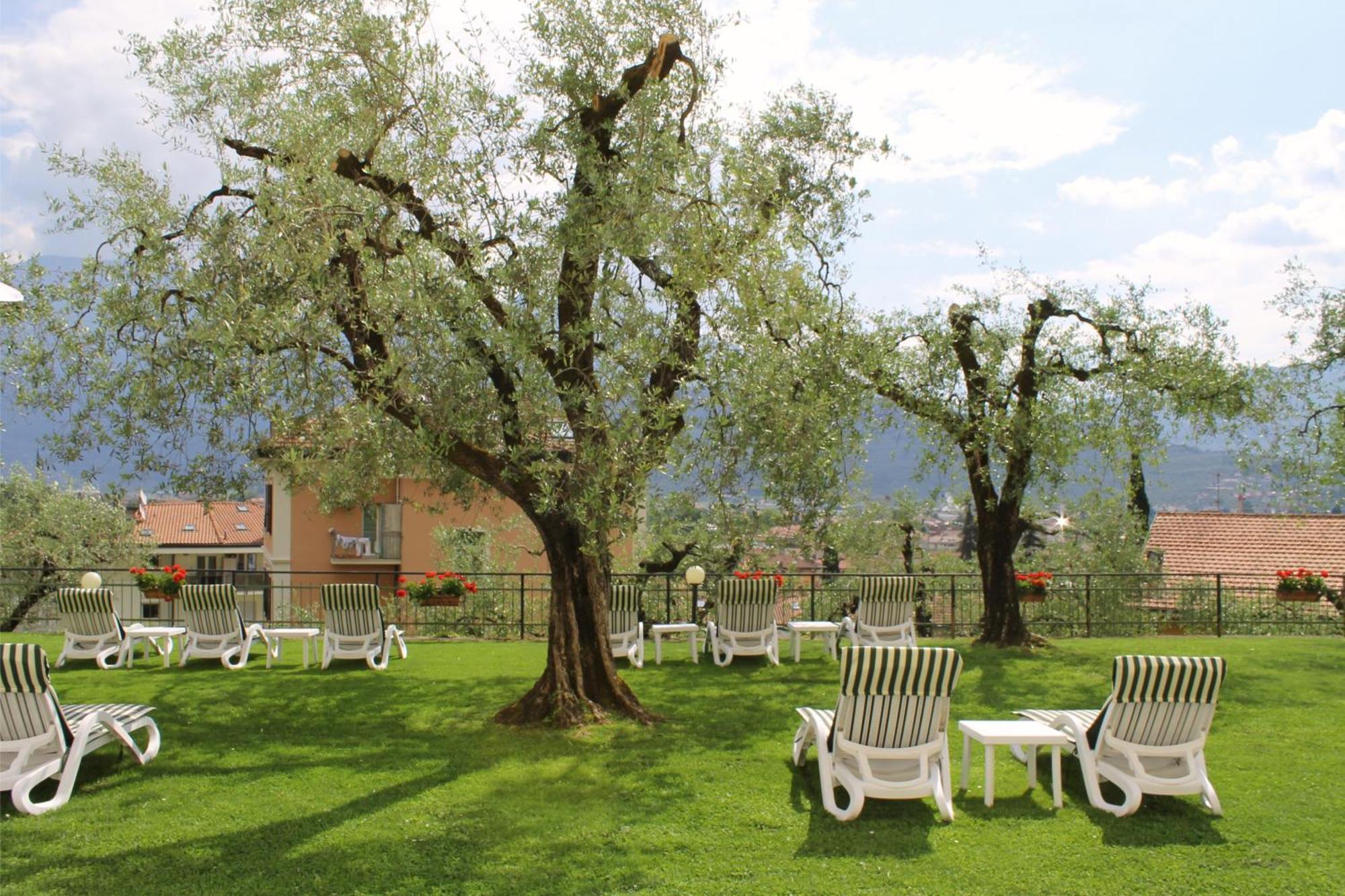 Aparthotel Englovacanze Riva del Garda Exteriör bild