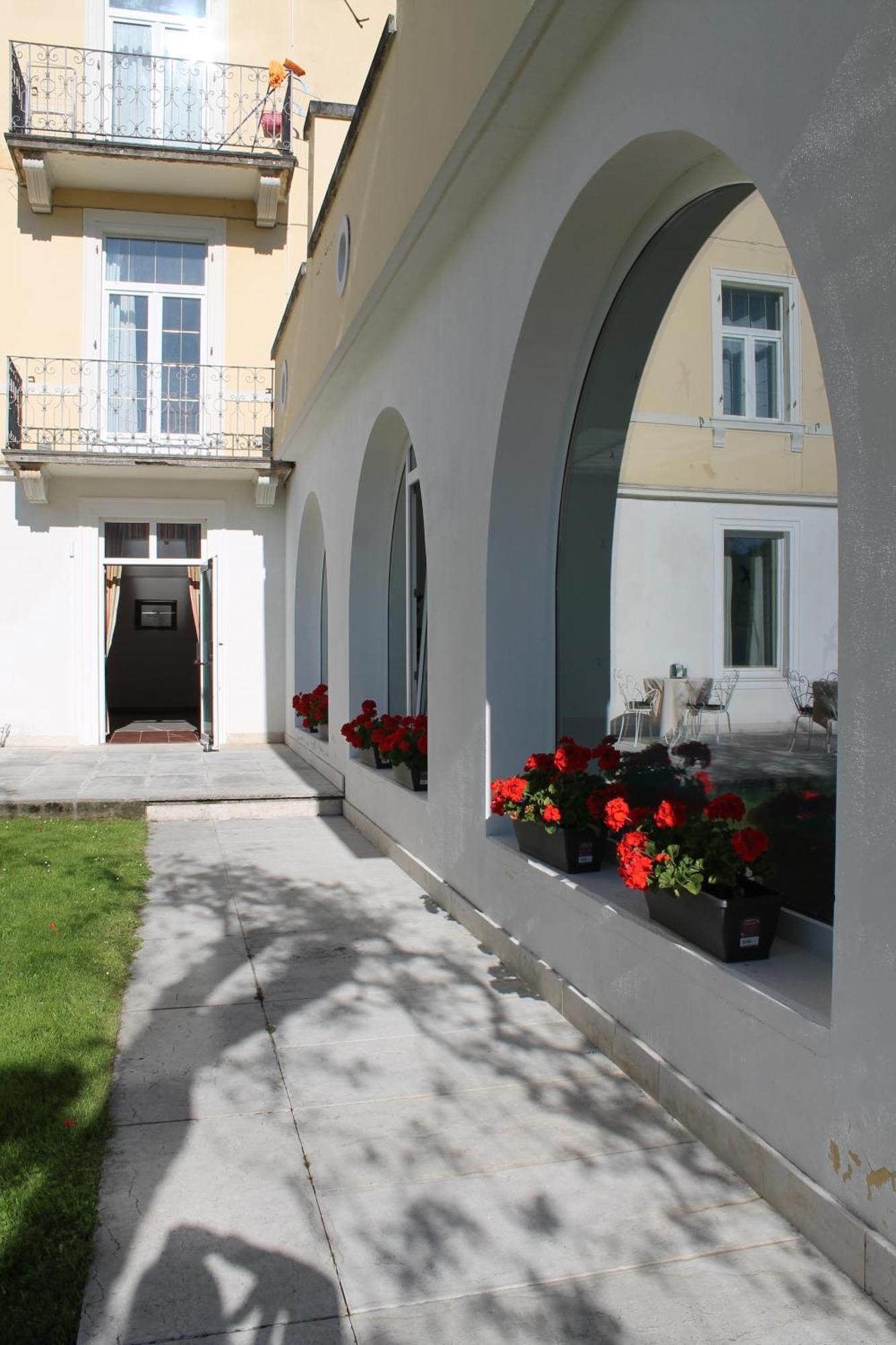 Aparthotel Englovacanze Riva del Garda Exteriör bild