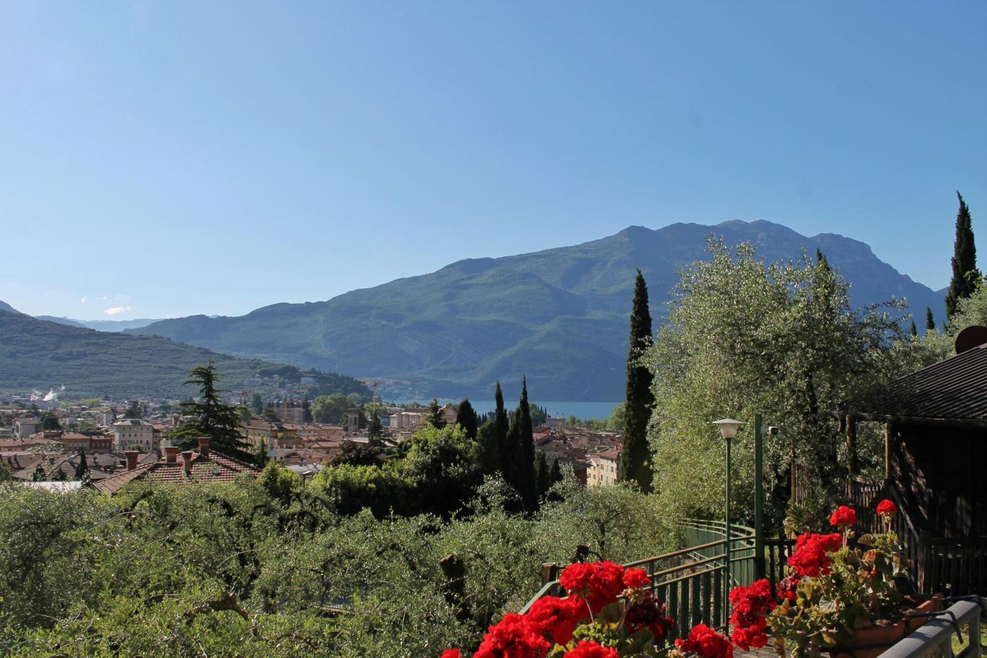 Aparthotel Englovacanze Riva del Garda Exteriör bild