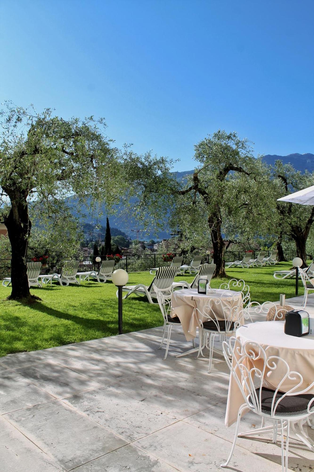 Aparthotel Englovacanze Riva del Garda Exteriör bild