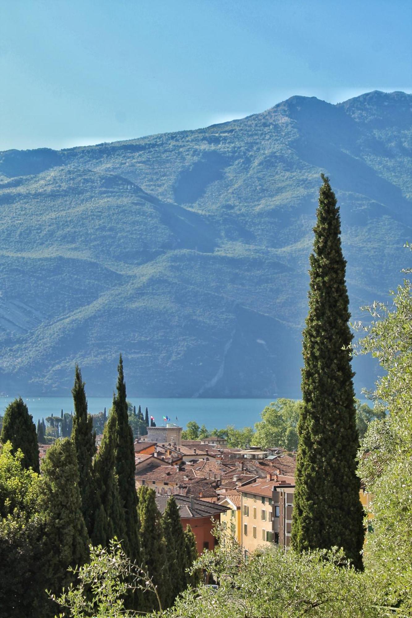 Aparthotel Englovacanze Riva del Garda Exteriör bild