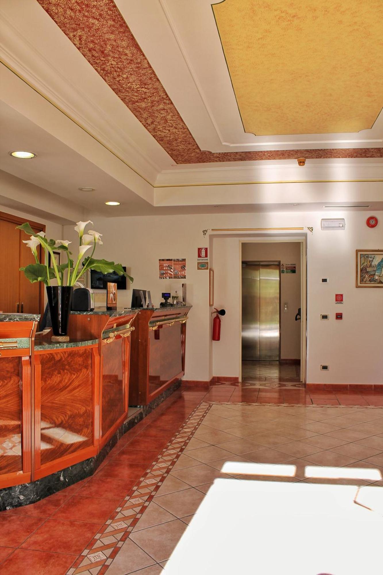 Aparthotel Englovacanze Riva del Garda Exteriör bild