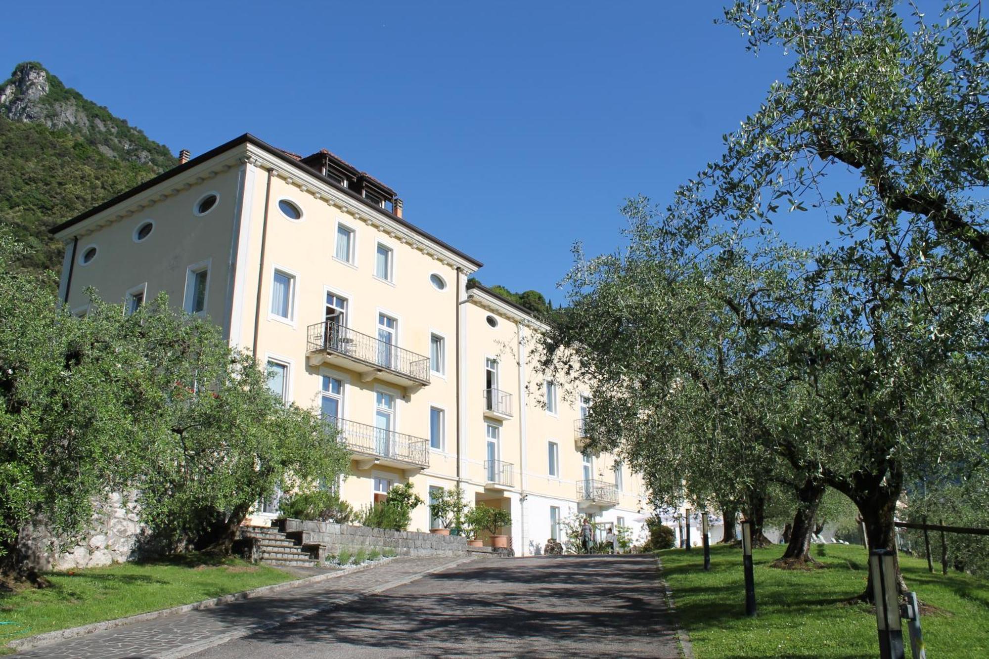 Aparthotel Englovacanze Riva del Garda Exteriör bild