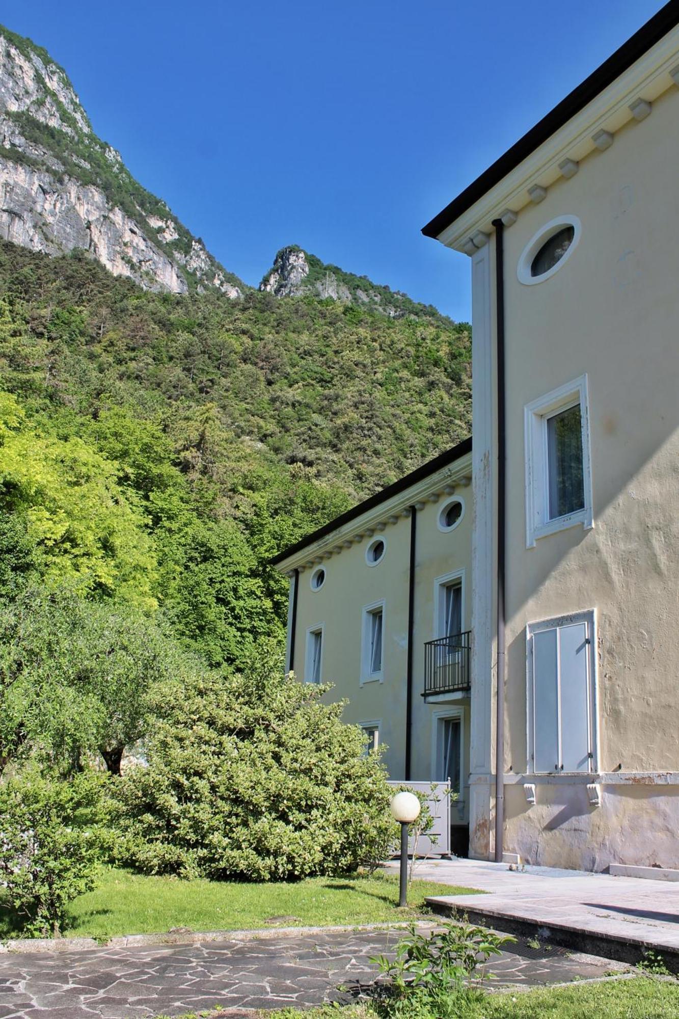 Aparthotel Englovacanze Riva del Garda Exteriör bild