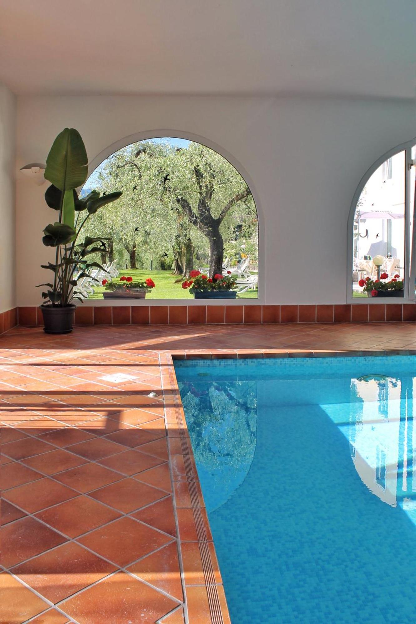 Aparthotel Englovacanze Riva del Garda Exteriör bild
